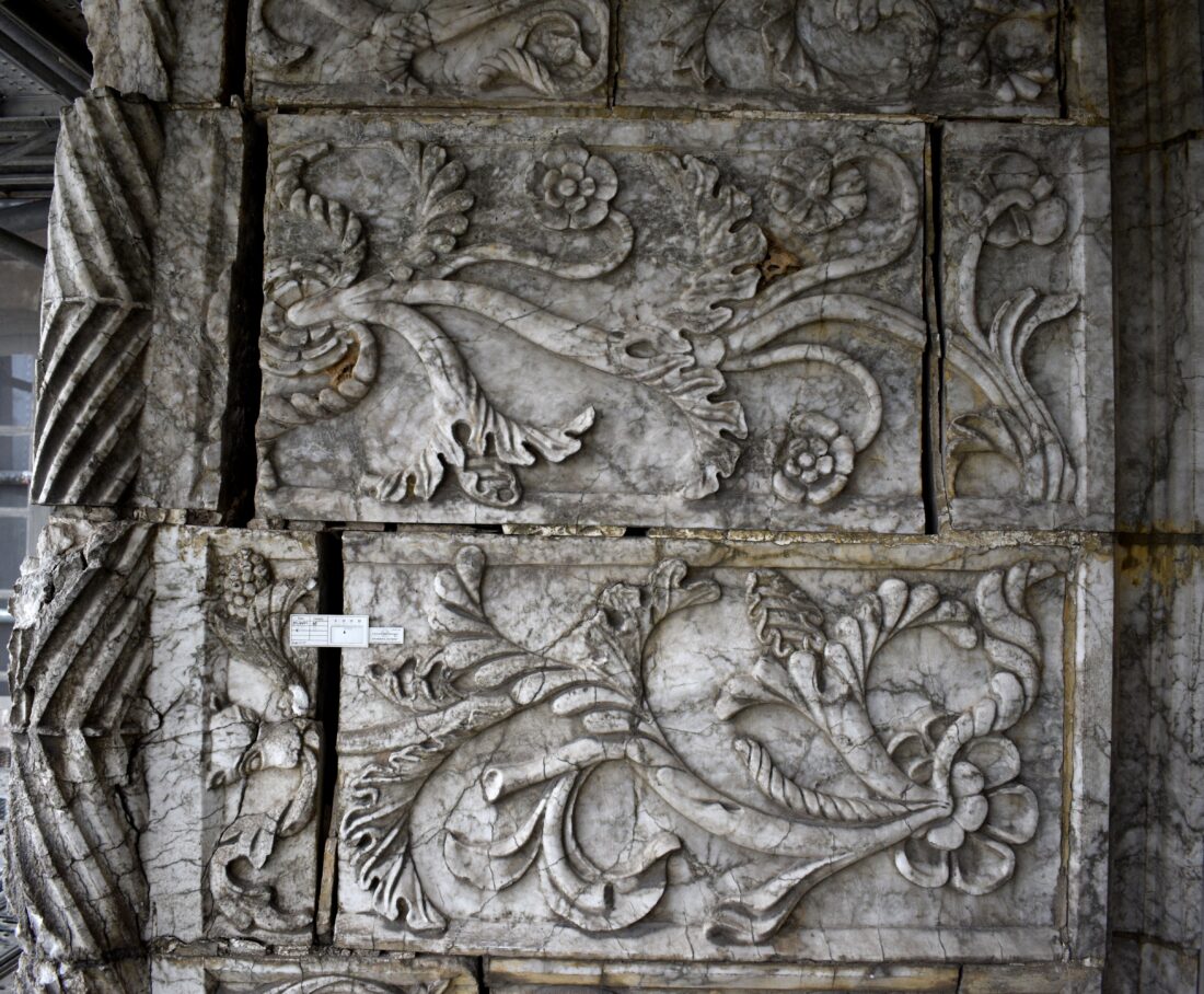 Bas-relief en albâtre - Palais Jacques d’Amboise à Cluny (71)