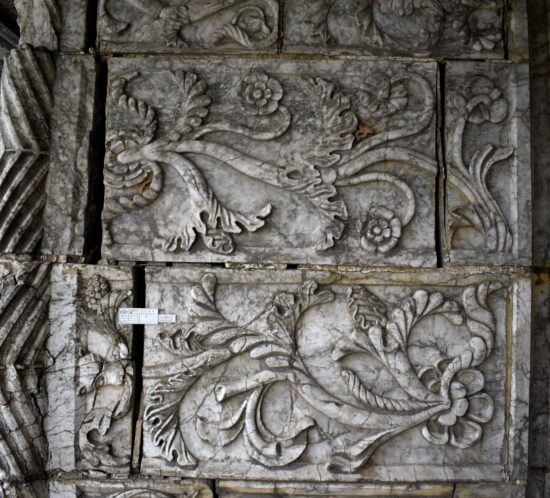 Bas-relief en albâtre - Palais Jacques d’Amboise à Cluny (71)